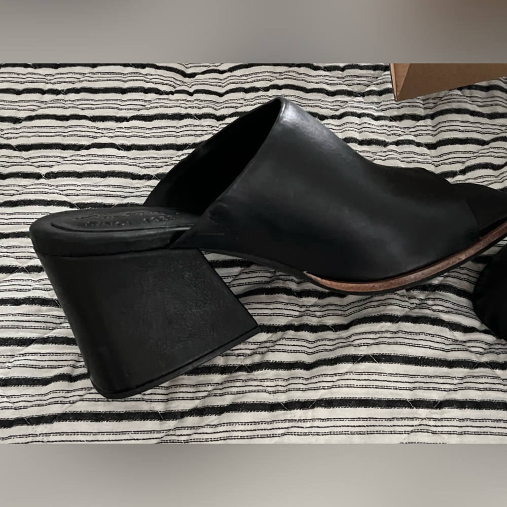 New in Box Kork-Ease Black Leather Shoes size 10